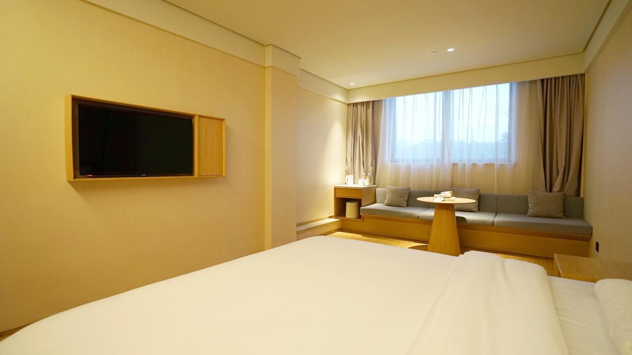 Ji Hotel Shanghai Xujiahui Tianyaoqiao Road Екстер'єр фото